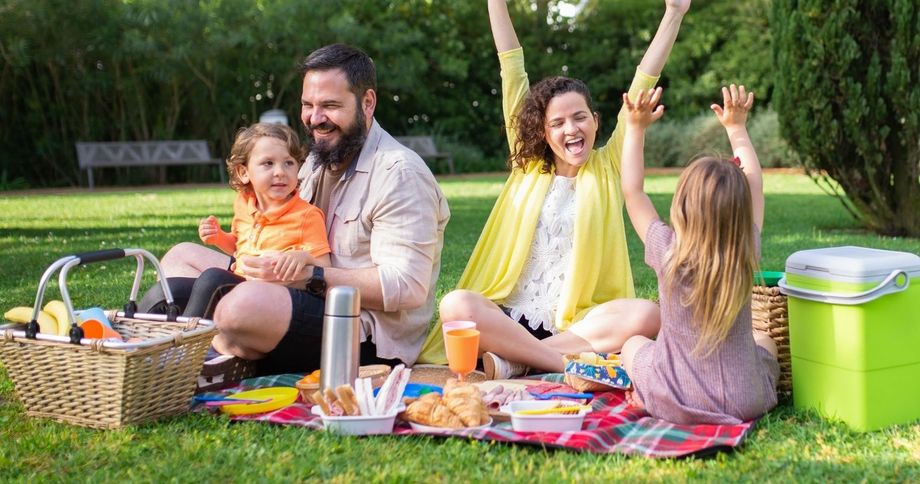 Famille heureuse, dans la nature